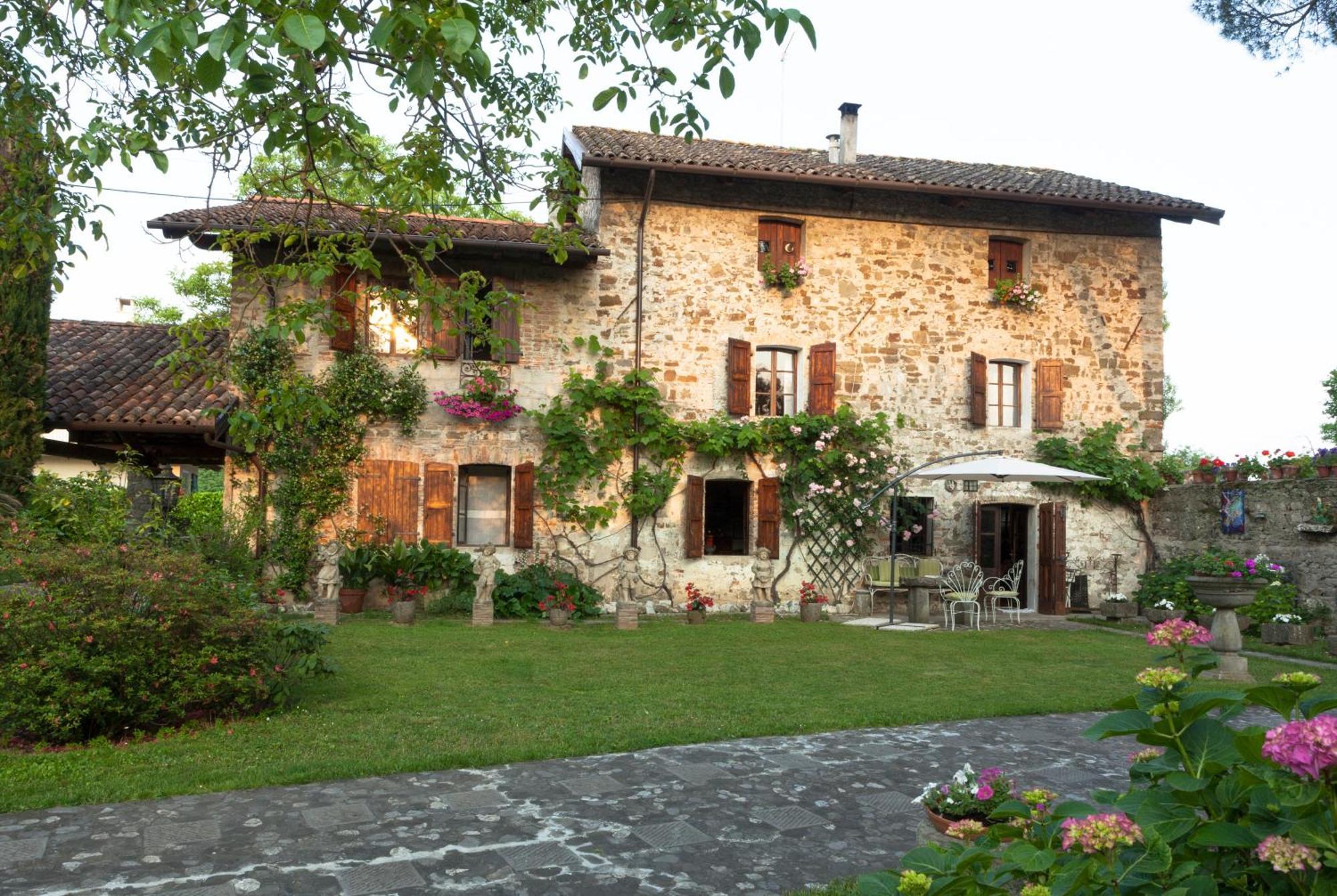 B&B La Casa Del Sole Manzano Bagian luar foto