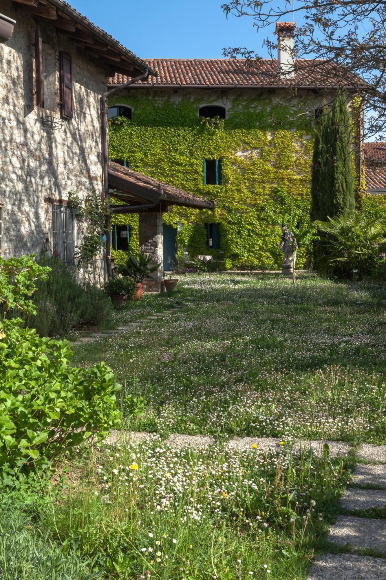 B&B La Casa Del Sole Manzano Bagian luar foto