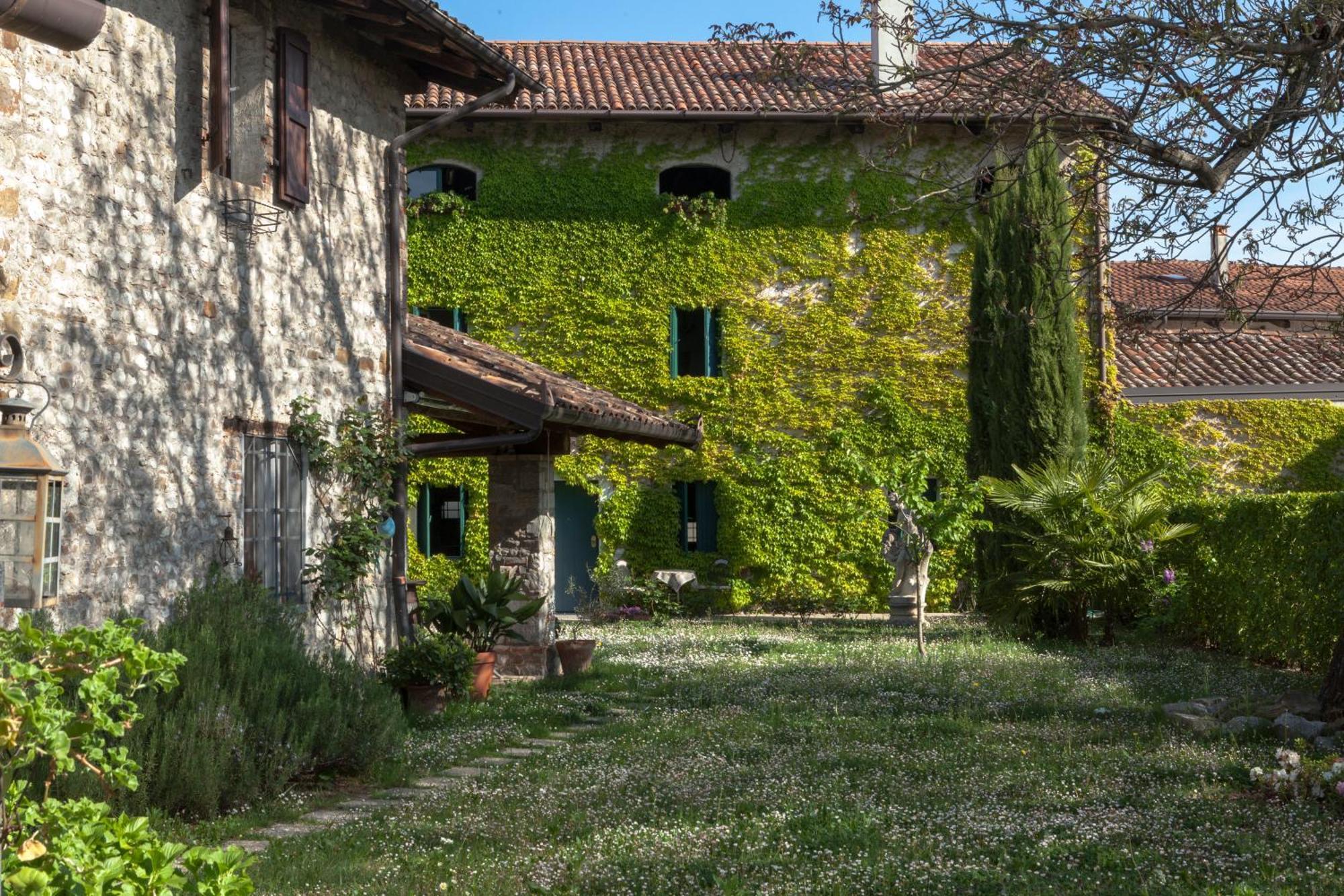 B&B La Casa Del Sole Manzano Bagian luar foto