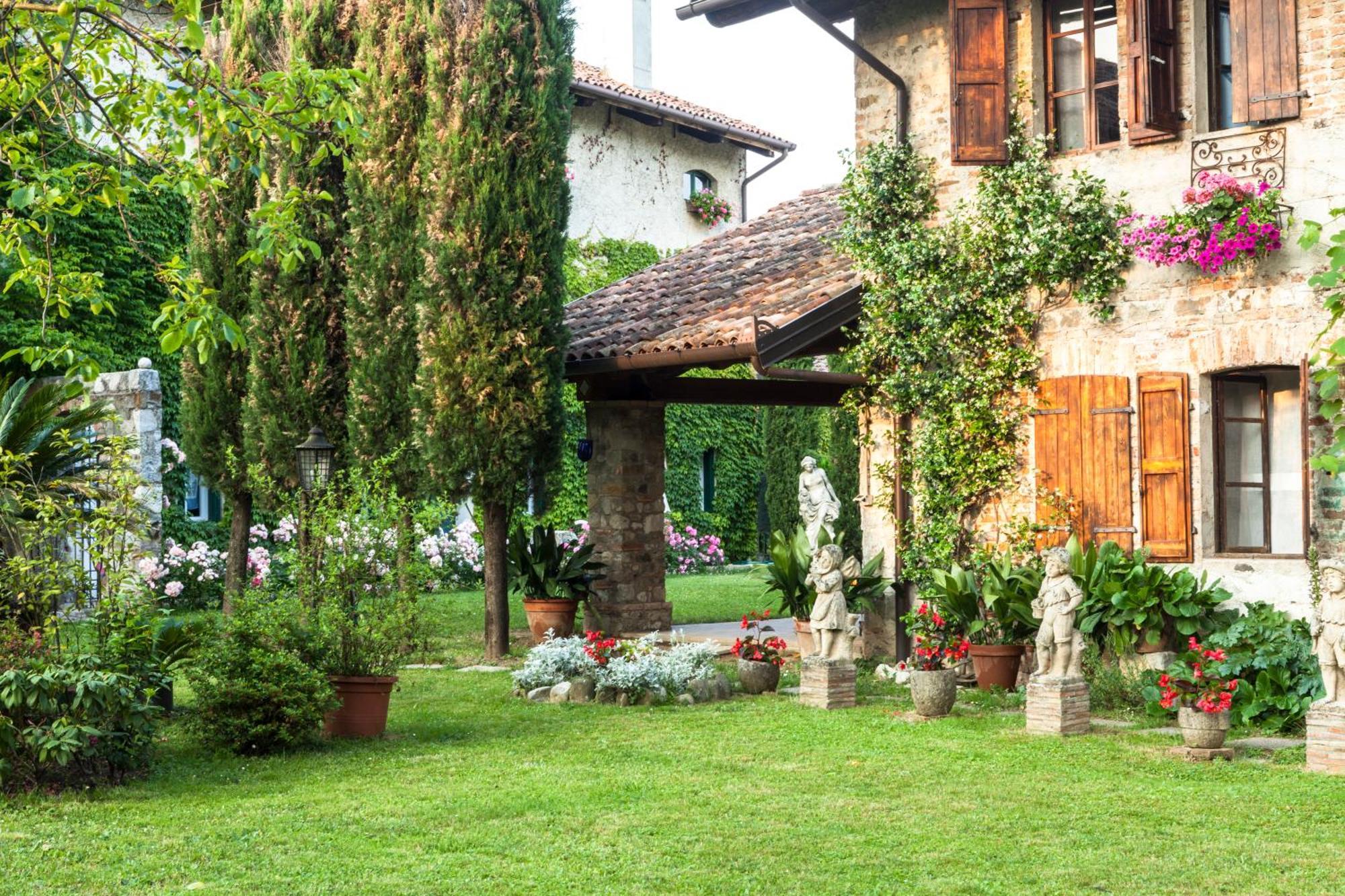 B&B La Casa Del Sole Manzano Bagian luar foto